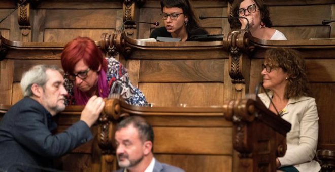 Maria Rovira, concejal de la CUP durante el pleno del Ayuntamiento de Barcelona, que ha aprobado una resolución en la que "condena el posicionamiento del rey Felipe VI" en relación con el "conflicto catalán". /EFE