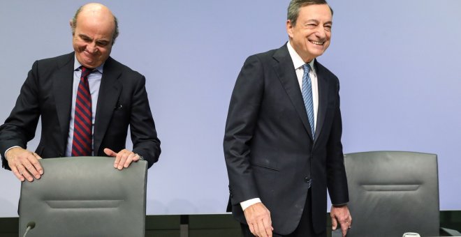 El presidente del BCE, Mario Draghi, y el vicepresidente, Luis de Guindos, antes de la rueda de prensa posterior a la reunión del Consejo de Gobierno de la entidad, en Fráncfort. EFE
