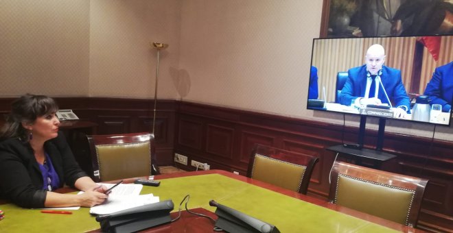La eurodiputada del BNG Ana Miranda viendo en un monitor en una sala del Congreso de los Diputados la comparecencia de Christopher Carr, jefe de Seguridad Ferroviaria europeo.