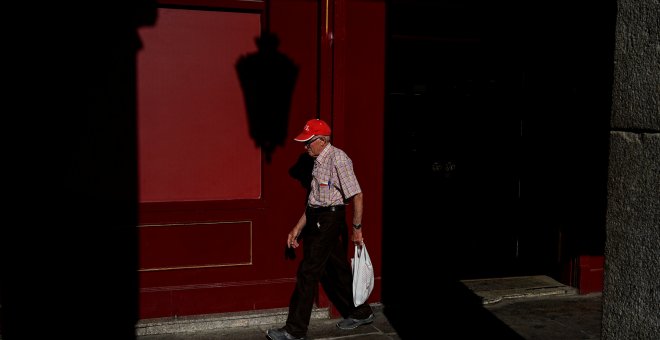 Un pensionista camina por una calle del centro de Madrid. REUTERS/Juan Medina
