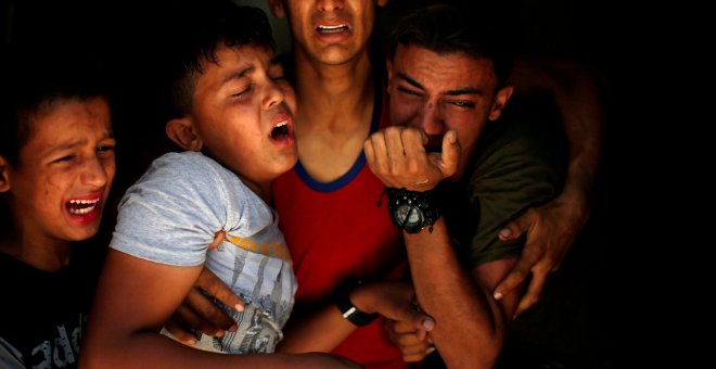 Los familiares de un palestino, que fue asesinado en la frontera entre Israel y Gaza. / REUTERS - MOHAMMED SALEM