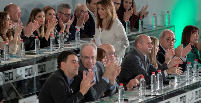La secretaria general del PSOE-A y presidenta andaluza en funciones, Susana Díaz, recibe los aplausos de los miembros de la ejecutiva en la reunión que el Comité Director, máximo órgano entre Congresos. EFE/Julio Muñoz