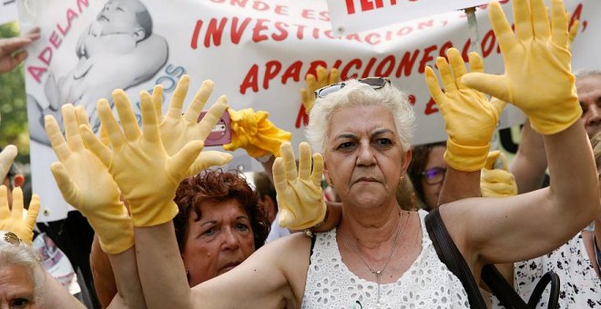 Una protesta de víctimas del robo de bebés en España, a las puertas del Congreso de los Diputados.- REUTERS/JUAN MEDINA