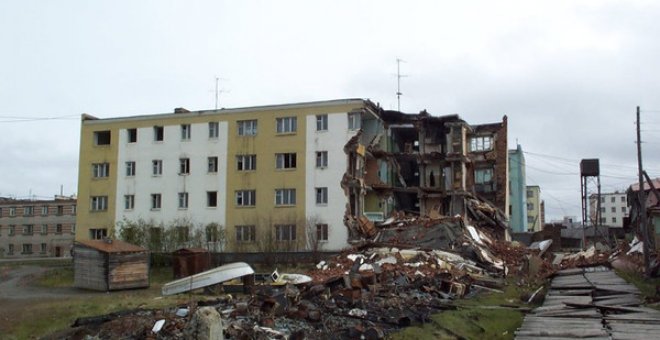 Un edificio de apartamentos en Chersky, Rusia, parcialmente destruido por deshielo del hielo congelado en una de sus secciones / Vladimir Romanovsky