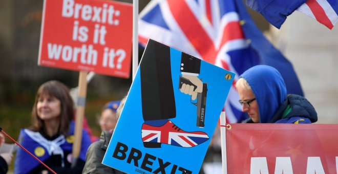 Manifestantes protestan contra el brexit. REUTERS/Archivo