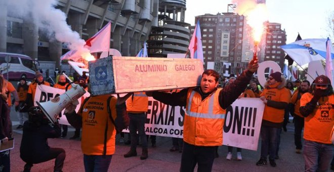 Trabajadores de Alcoa de Avilés y A Coruña durante la manifestación ante el Ministerio de Industria. - EFE