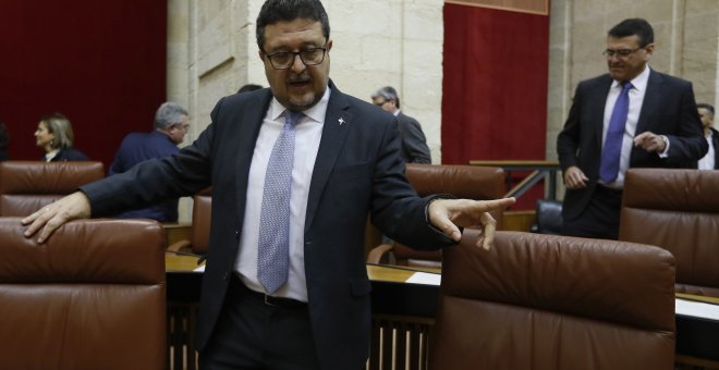 El líder de Vox, Francisco Serrano, en su escaño en el Parlamento andaluz, durante la sesión de investidura del líder del PP andaluz Juan Manuel Moreno. EFE/José Manuel Vidal