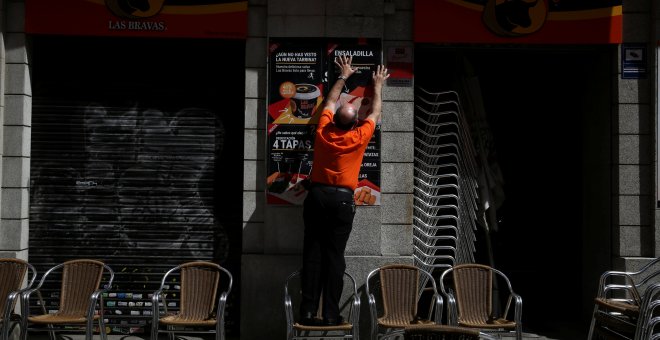 Un camarero en la terraza de un bar en el centro de Madrid. REUTERS/Susana Vera