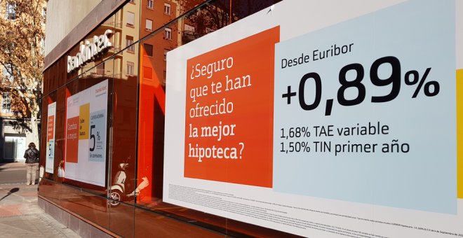 Un anuncio de hipotecas en una oficina de Bankinter en Madrid. PÚBLICO