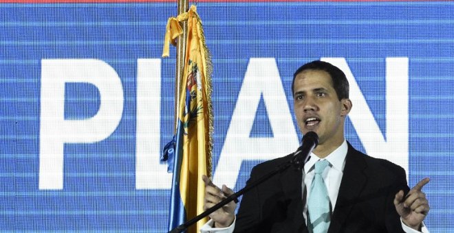 El líder de la oposición y autoproclamado "presidente interino" Juan Guaidó presenta el plan de su gobierno en el auditorio de la Universidad Central de Venezuela (UCV) en Caracas el 31 de enero de 2019 | AFP