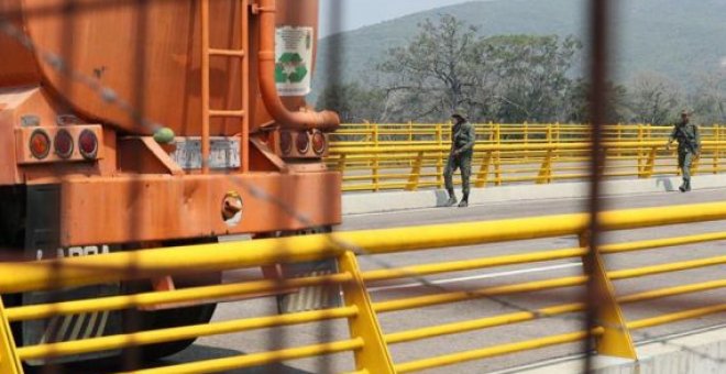 Miembros de la Guardia Nacional Bolivariana bloquean el paso este miércoles en el puente Tienditas. / EFE