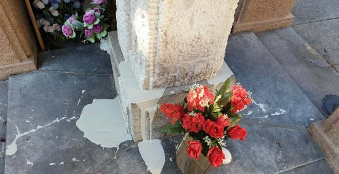 Así ha quedado mausoleo de Pablo Iglesias tras ser profanado con pintura. (FERMÍN GRODIRA)