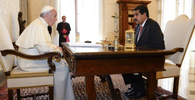 El Papa Francisco habla con el presidente de Venezuela Nicolás Maduro en el Vaticano. 17 de junio de 2013. REUTERS/Andreas Solaro/Pool