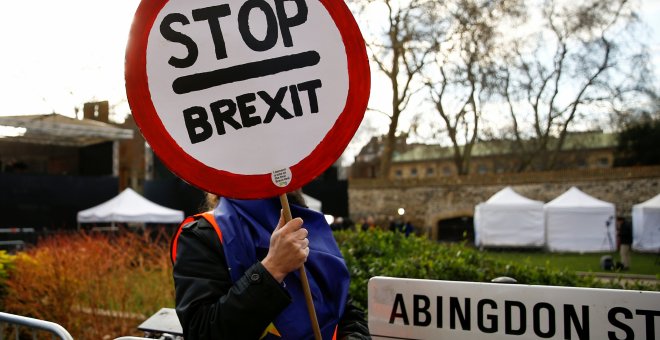 20/02/2019.- Un hombre se manifiesta en contra del brexit al lado del Parlamento británico. REUTERS/Henry Nicholls
