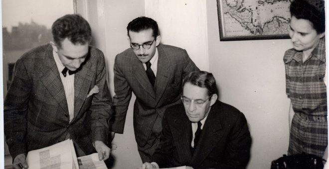 Chaves Nogales, a la izquierda de la imagen, en una agencia londinense