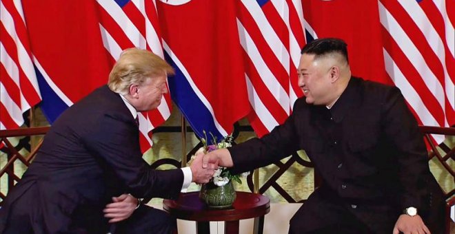 Captura de vídeo en la que aparecen el presidente de EEUU, Donald Trump, y el líder norcoreano, Kim Jong-un, durante su segunda cumbre en Hanói, Vietnam. - EFE