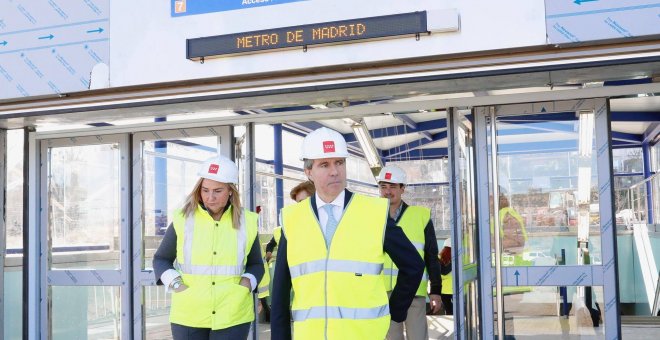 El presidente de la Comunidad de Madrid, Ángel Garrido, en el acceso a la nueva estación, junto a Rosalía Gonzalo.
