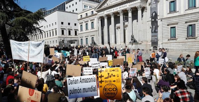 Un centenar de estudiantes se concentra frente al Congreso de los Diputados para exigir medidas contra el cambio climático./EFE