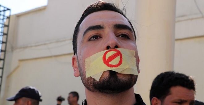 Periodistas protestan, este jueves, en defensa de la libertad de expresión y en contra de la represión del régimen en Argel (Argelia). Una docena de periodistas argelinos fueron detenidos hoy en Argel durante una manifestación convocada por la prensa loca