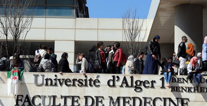 Estudiantes de Argel durante las protestas. EFE/EPA/MOHAMED MESSARA