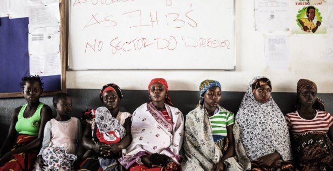 Varias mujeres, algunas embarazadas, esperan para recibir atención médica en la sala de maternidad de la localidad de Nacala, provincia de Nampula (Mozambique). AFP/Gianluigi Guercia