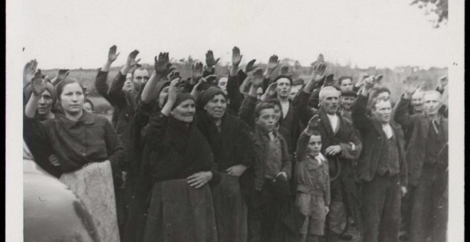 Vecinos de Sobrado dos Monxes durante una visita de Franco en 1938.- BNE