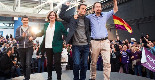Lucía Martín, Ada Colau, Jaume Asens i Pablo Iglesias al míting de l'Hospitalet. EFE / ALEJANDRO GARCÍA