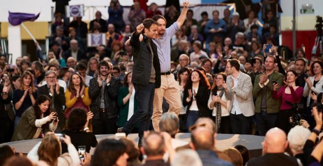 El candidato de Unidas Podemos a la Presidencia del Gobierno, Pablo Iglesias, y el número uno de los comunes por Barcelona para el 28A, Jaume Asens (i), durante su intervención en el acto político que, bajo el título "Ganemos para avanzar", se celebra est