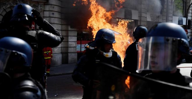 Fuego en los disturbios durante la concentración de los chalecos amarillos de este sábado en París. / EFE