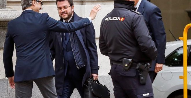El vicepresidente de la Generalitat, Pere Aragonès (2i), a su llegada este martes al Tribunal Supremo para declarar como testigo en la 34 jornada del juicio del "procés". EFE/Emilio Naranjo