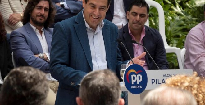 El presidente del Partido Popular Andaluz y de la Junta de Andalucía, Juanma Moreno, durante su intervención en el acto de presentación de la candidatura del PP a las elecciones municipales en Huelva, celebrado hoy en la Casa Colón de la capital.