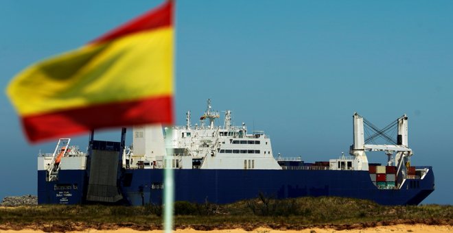El buque de carga saudí Bahri-Yanbu, a su salida del puerto de Santander. REUTERS / Vincent West