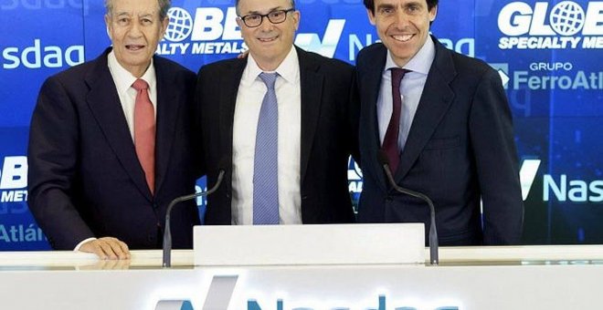 Juan Miguel Villar Mir (izq.) con Javier López Madrid (dcha.), en la bolsa estadounidense Nasdaq, en la presentación de la fusión de Ferroatlántica con Globe (en el centro, su presidente Alan Kastenbaum), en 2015. EFE