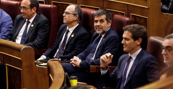 Los diputados de JxCAT, Jordi Sánchez, Jordi Turull y Josep Rull, junto al líder de Ciudadanos, Albert Rivera. - EFE