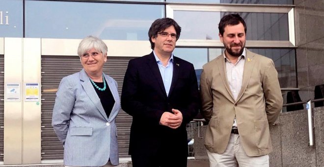 El expresident catalán Carles Puigdemont (c) acompañado por los exconsejeros Clara Ponsatí y Toni Comín | EFE