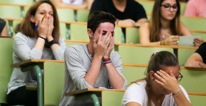 Foto de archivo de un estudiante estresado durante la jornada de Selectividad. EFE