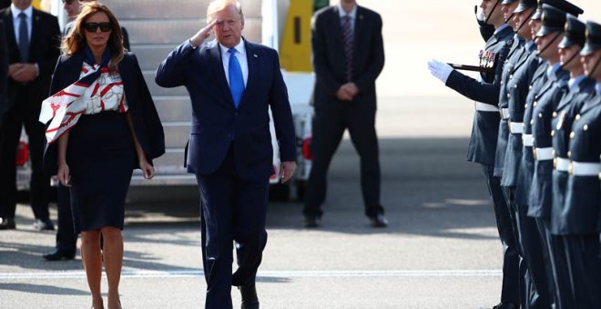Trump y su esposa Melania llegan a Londres en visita oficial. (HANNAH MCKAY | REUTERS)