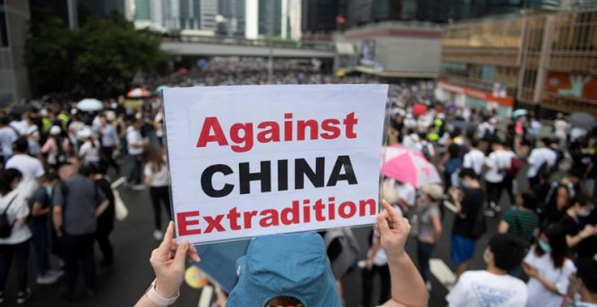 Manifestantes protestan en contra de la polémica ley de extradición ante el Consejo Legislativo en Hong Kong, China. EFE / Vernon Yuen