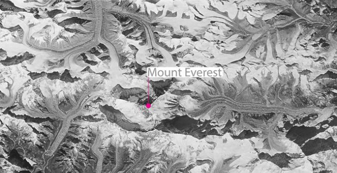Imagen obtenida por un satélite espía estadounidense sobre la región de Khumbu desde el programa desclasificado HEXAGON KH-9. Así es como se veían los glaciares que rodeaban el Everest en 1976. / Josh Maurer / LDEO
