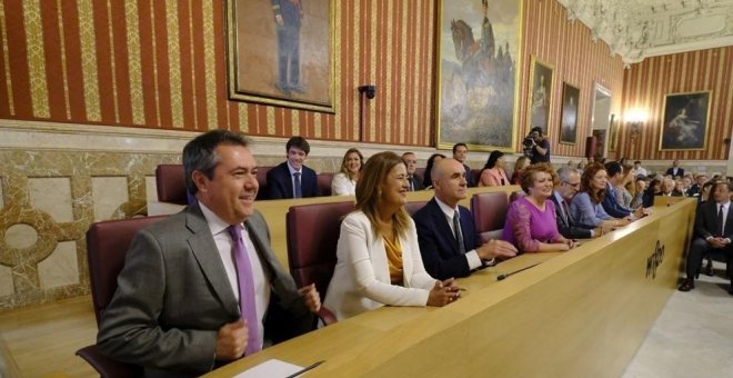 El alcalde de Sevilla, Juan Espadas, y su equipo, durante un Pleno. Europa Press