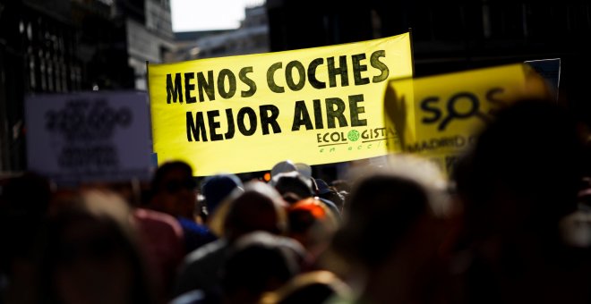 "Menos coches, mejor aire", reza una pancarta durante la manifestación en defensa de Madrid Central.  EFE/David Fernández