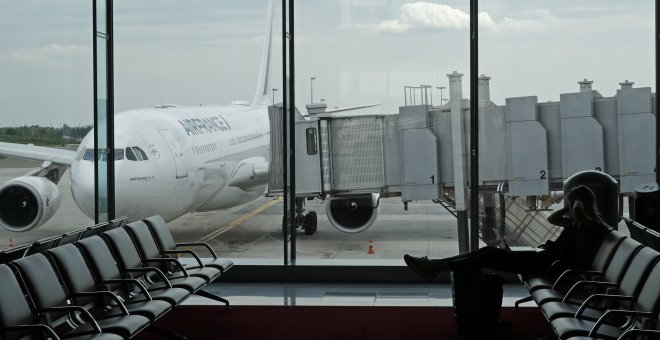 Un pasajero espera su avión en el aeropuerto francés Charles de Gauelle. (REUTERS/Philippe Wojazer)