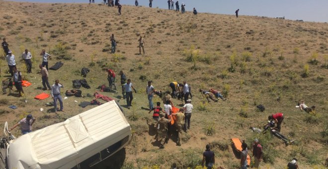 Imagen de la furgoneta accidentada cerca de la localidad turca de Özalp, en la que viajaban 67 personas migrantes.- REUTERS/ STRINGER