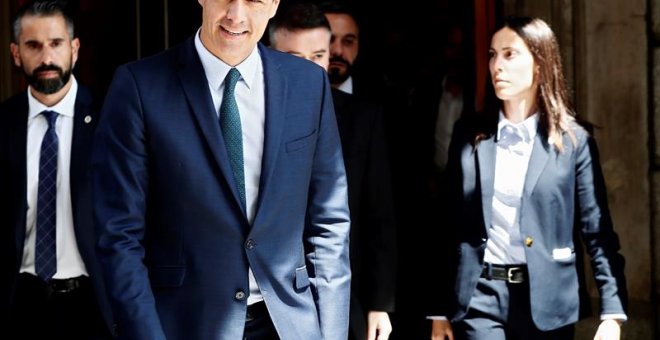 El candidato socialista, Pedro Sánchez (izda), a su salida del Congreso después de que el pleno haya vuelto a rechazar hoy su investidura como presidente del Gobierno. EFE