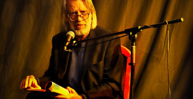 Luis Pastor, durante una lectura de poemas. Foto Flickr