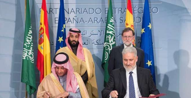 A la derecha, Esteban Vilasánchez firma el multimillonario de la venta de cinco corbetas a Arabia Saudí en 2018, en presencia del príncipe heredero de Arabia Saudí y del entonces presidente del Gobierno, Mariano Rajoy. (EFE | ARCHIVO)