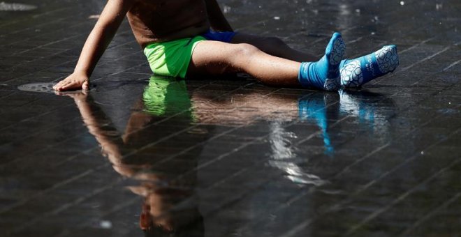 Un niño se refresca en los chorros de agua de la playa de Madrid Río. EFE/MARISCAL