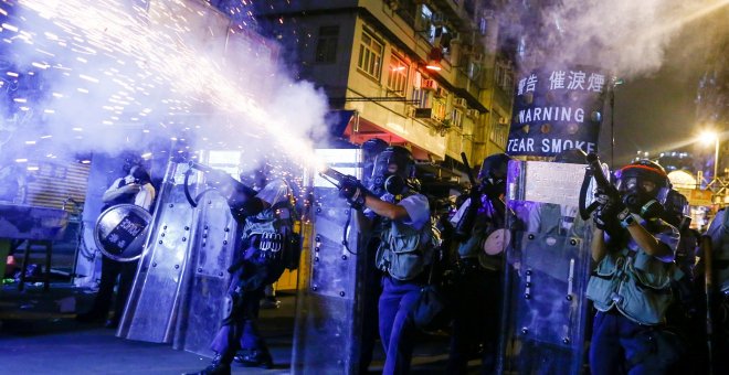 La policía dispara gases lacrimógenos contra los manifestantes contra el proyecto de ley de extradición durante los enfrentamientos en Sham Shui Po en Hong Kong. Reuters