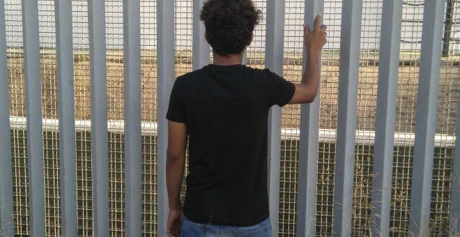 Bashar, menor refugiado yemení, en la valla del CETI de Melilla.-ROSA SOTO
