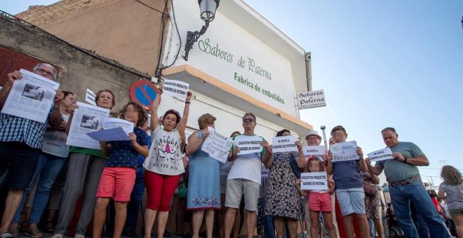 Un millar de vecinos de Paterna de Rivera (Cádiz) concentrados frente a la fábrica de Sabores de Paterna, señalada en la segunda alerta sanitaria abierta por las administraciones por listeriosis, para mostrar su apoyo a la empresa y reivindicar sus produc